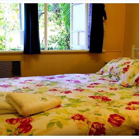 Coral Lodge Bed And Breakfast Inn 타운즈빌 외부 사진